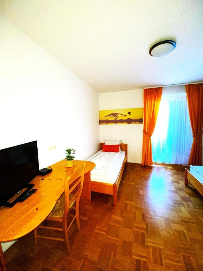Guesthouse Pri Cebelici Lukovica pri Domzalah ภายนอก รูปภาพ