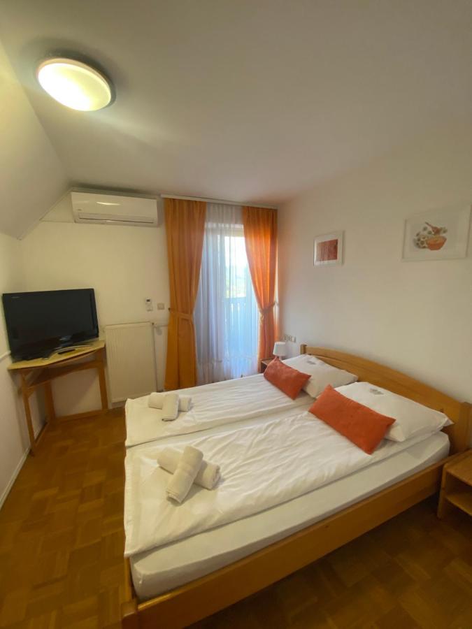 Guesthouse Pri Cebelici Lukovica pri Domzalah ภายนอก รูปภาพ
