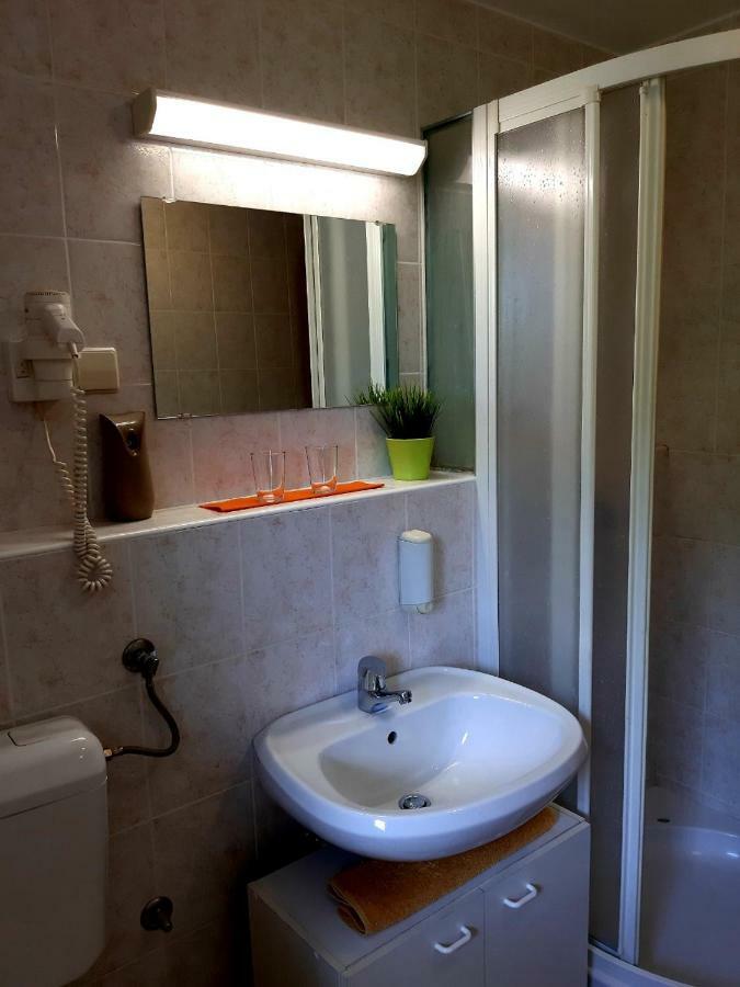 Guesthouse Pri Cebelici Lukovica pri Domzalah ภายนอก รูปภาพ