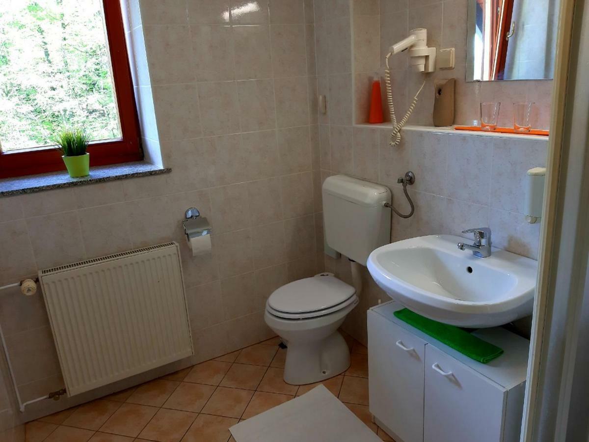 Guesthouse Pri Cebelici Lukovica pri Domzalah ภายนอก รูปภาพ